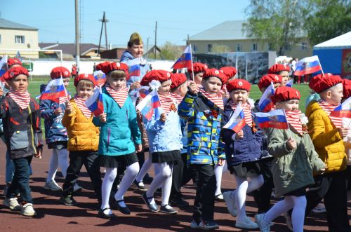 В День Победы агрызцы вышли на парад трудовых коллективов (ФОТОРЕПОРТАЖ)