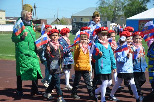 В День Победы агрызцы вышли на парад трудовых коллективов (ФОТОРЕПОРТАЖ)