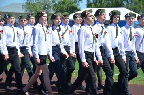 Юнармейцы несли Знамя Победы на празднике в Агрызе