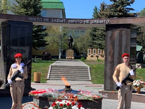 Учащиеся школы №2 вышли на торжественный митинг у «Вечного огня»