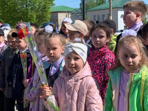 Учащиеся школы №2 вышли на торжественный митинг у «Вечного огня»