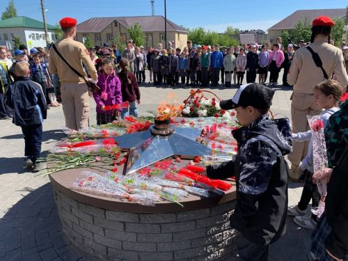 Учащиеся школы №2 вышли на торжественный митинг у «Вечного огня»