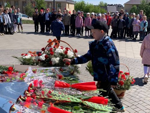 Учащиеся школы №2 вышли на торжественный митинг у «Вечного огня»