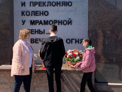 Учащиеся школы №2 вышли на торжественный митинг у «Вечного огня»
