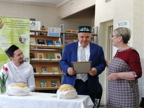 Үзәк китапханәдә Мәскәү шәһәренең «Татарлар һәм төрки халыклар милли конгрессы» җитәкчесе Ямалиев Рөстәм белән очрашу узды