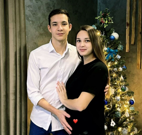 Салават Фәтхетдиновның килене белән оныгын бала тудыру йортыннан өйгә чыгарганнар