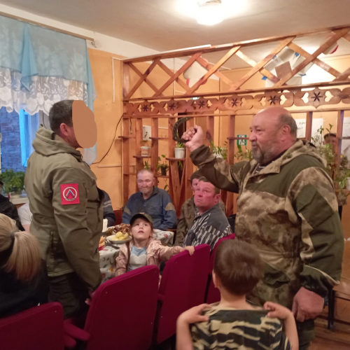 Вернувшемуся в отпуск бойцу СВО подарили подкову на удачу