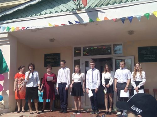 В Салаушах выпускников поздравил руководитель Аппарата Совета района