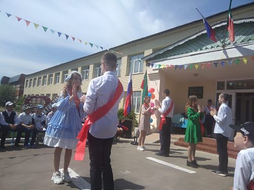 В Салаушах выпускников поздравил руководитель Аппарата Совета района