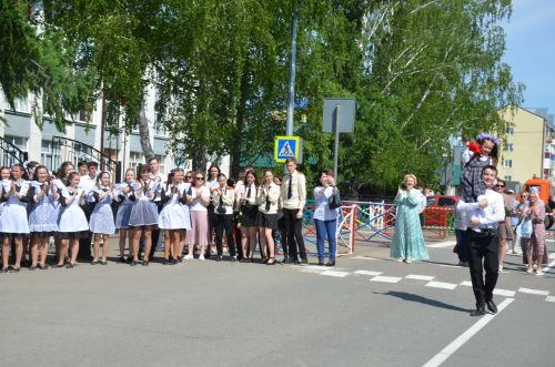Для выпускников школы №2 прозвенел последний звонок