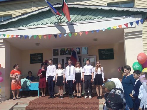 В Салаушах выпускников поздравил руководитель Аппарата Совета района