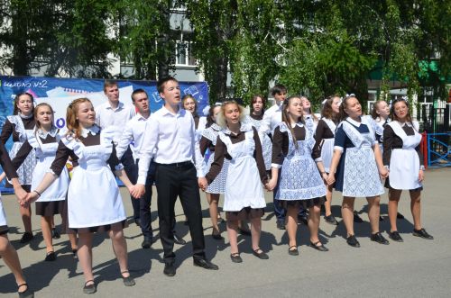 Для выпускников школы №2 прозвенел последний звонок