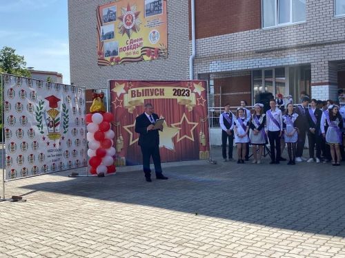 Выпускников школы №3 поздравил заместитель главы Агрызского района Илфат Ямалиев
