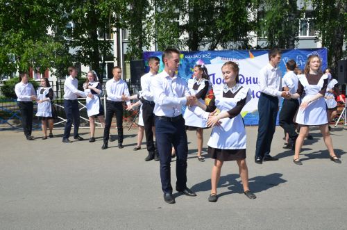 Для выпускников школы №2 прозвенел последний звонок