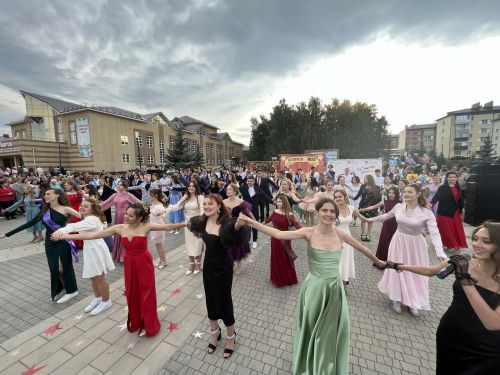 В Агрызе сегодня проходит Звездный бал выпускников школ