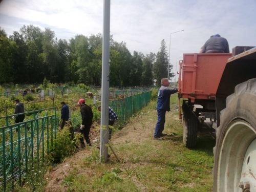 В Агрызе организовали субботники по очистке кладбищ