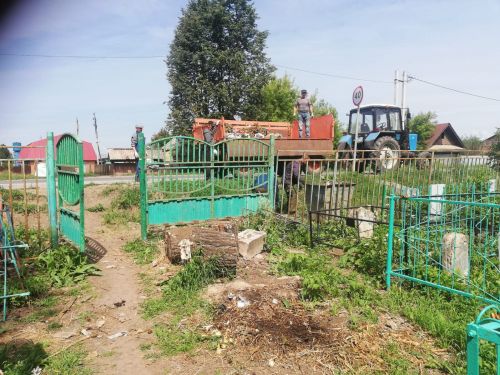 В Агрызе организовали субботники по очистке кладбищ