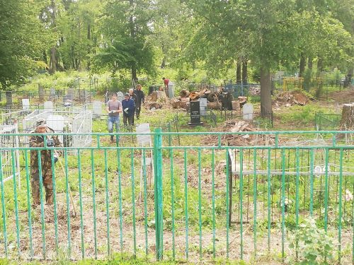 В Агрызе организовали субботники по очистке кладбищ