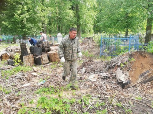 В Агрызе организовали субботники по очистке кладбищ