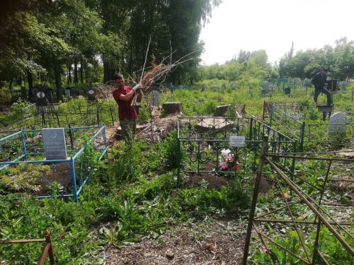В Агрызе организовали субботники по очистке кладбищ