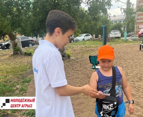 Жителям Агрыза раздали листовки с QR-кодами о предстоящих мероприятиях