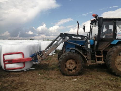 На полях инвестора Олега Бадерина идет активная заготовка кормов