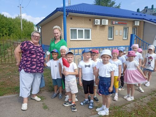 Дети в Агрызе провели акцию «Ромашка - символ семьи»