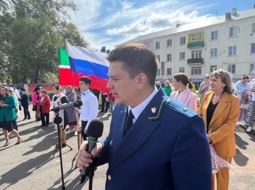 В Агрызе проходят торжественные линейки