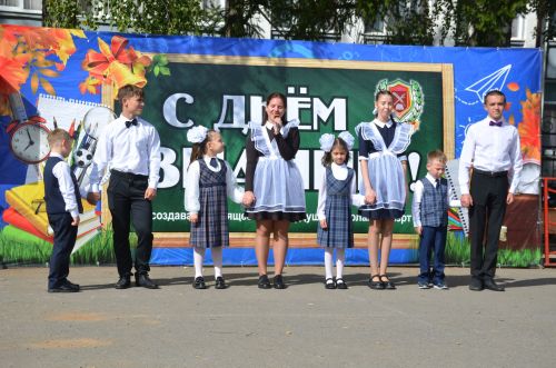 Три первых класса – всего 83 ученика – встретила нынче школа №2 красивым праздником