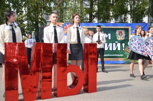 Три первых класса – всего 83 ученика – встретила нынче школа №2 красивым праздником