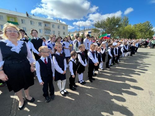 В Агрызе проходят торжественные линейки