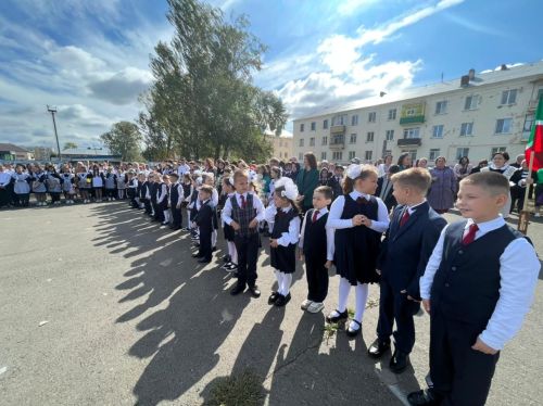 В Агрызе проходят торжественные линейки