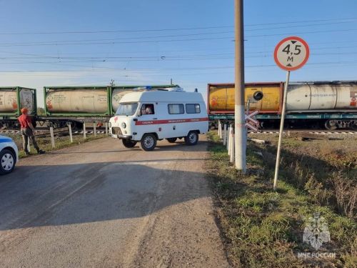Грузовой поезд «Агрыз-Красноуфимск» протаранил автомобиль (ФОТО, ВИДЕО)