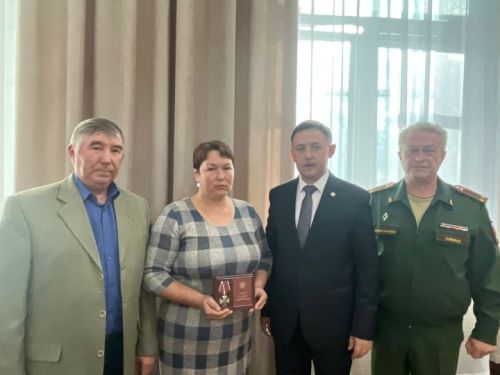 СВО зонасында һәлак булган Данил Никитинның әти-әнисенә Батырлык орденын тапшырдылар