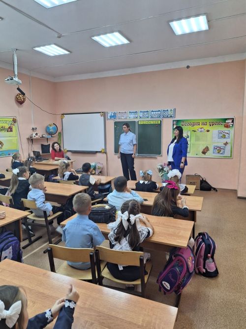 Первоклассникам гимназии рассказали о правилах поведения на дороге