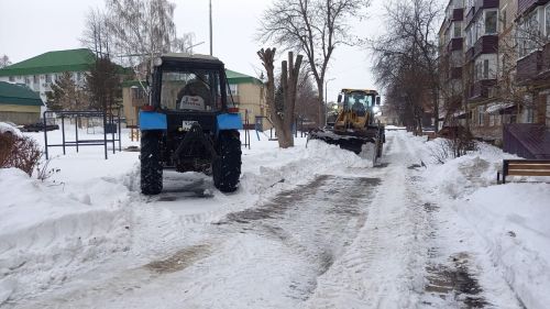 В Агрызе продолжается уборка снега во дворах МКД