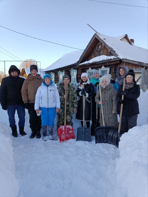 Неравнодушные агрызцы освободили бабушку из снежного плена