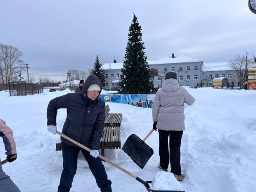 В Агрызе прошел первый в этом году городской субботник