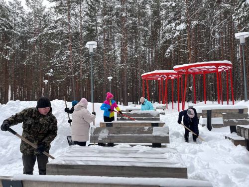 В Агрызе прошел первый в этом году городской субботник