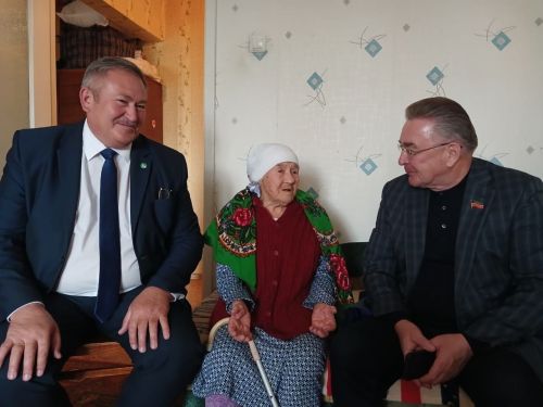 Депутат Госсовета РТ Альберт Хабибуллин и заместитель главы района Илфат Ямалиев поздравили долгожительницу Агрыза с праздником