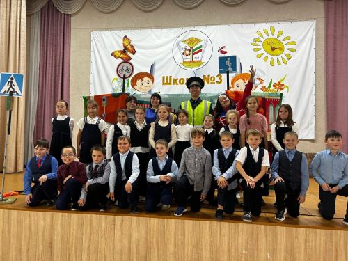 Для школьников Агрыза показали спектакль «Буратино и дорожная азбука»