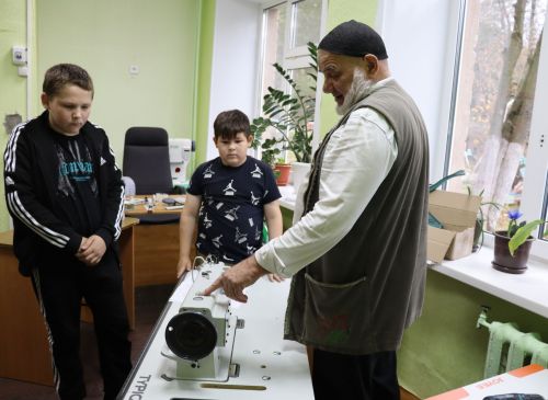 В приюте «Ласка» прошел мастер-класс по технике ичижного шва и основам изготовления обуви