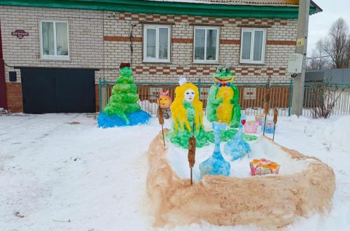 Кәримовлар гаиләсе ел да йорт тирәсен кар сыннары белән бизи