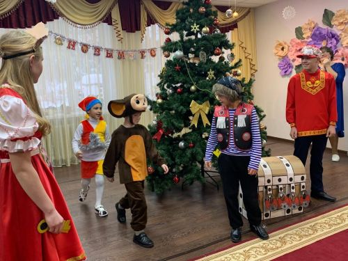 Альфия Когогина и Ленар Нургаянов вручили сладкие новогодние подарки воспитанникам приюта «Ласка»