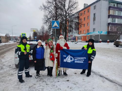 В Агрызе госавтоинспекторы поздравили жителей с наступающим Новым годом