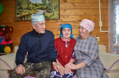 Көчек авылында яшәүче Әнвәр–Роза Хуҗахмәтовлар 47 ел сәламәтлек мөмкинлекләре чикле сеңлеләре Рәмзияне тәрбиялиләр