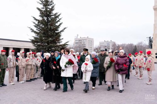 В Казани прошла церемония возложения цветов к Вечному огню