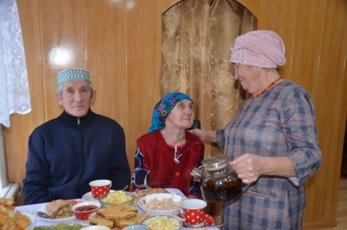 Көчек авылында яшәүче Әнвәр–Роза Хуҗахмәтовлар 47 ел сәламәтлек мөмкинлекләре чикле сеңлеләре Рәмзияне тәрбиялиләр