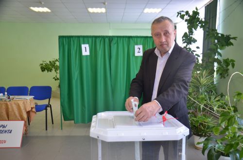 Кырындының хезмәт ветераны туган көнендә сайлау участогына килде