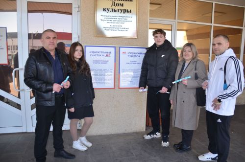 Активисты Герасимовы пришли на выборы всей семьей